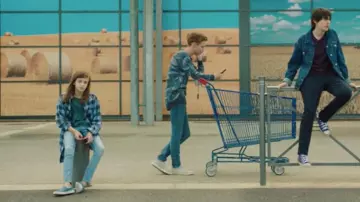 Jean's faded blue of Virginia (Zélie Rixhon) in Mytho (S01E05)