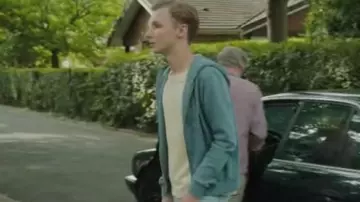 T-shirt faded yellow of Sam (Jeremy Gillet) in Mytho (S01E06)