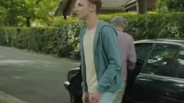 Jean's bleu délavé de Sam (Jérémy Gillet) dans Mytho (S01E06)