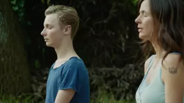 Débardeur bleu clair de Elvira (Marina Hands) dans Mytho (S01E06)