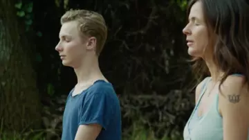 T-shirt bleu de Sam (Jérémy Gillet) dans Mytho (S01E06)