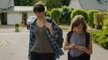 T-shirt violet de Virginie (Zélie Rixhon) dans Mytho (S01E06)