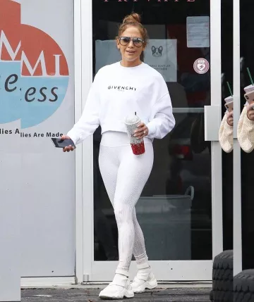 Sudadera givenchy White Cropped Cotton Logo usada por Jennifer Lopez en Miami 26 de diciembre de 2019