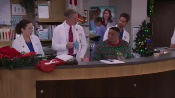 Grumpy Elf Cat Ugly Christmas Sweater usado por la enfermera Dennis (Cedric Yarbrough) en Carol's Second Act Temporada 1 Episodio 10