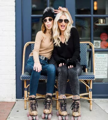 Cinturón de cuero De Givenchy de Cathy Williamson en la cuenta de Instagram @themiddlepageblog