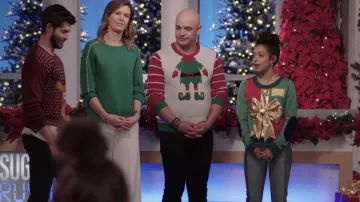 Gift present sweater of (Liza Koshy) in Sugar Rush (S02E04)