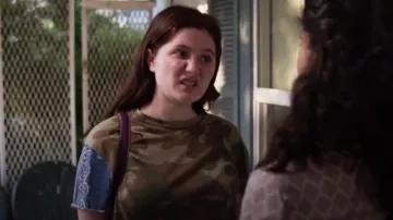 Vert Camo Tee porté par Debbie Gallagher (Emma Kenney) dans Shameless Saison 10 Épisode 7