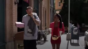 Or Métallisé Fanny Pack porté par Veronica Fisher (Shanola Hampton) dans Shameless Saison 10 Épisode 7