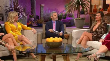 Vestido de terciopelo amarillo usado por Vicki Gunvalson en The Real Housewives of Orange County Temporada 14 Episodio 21