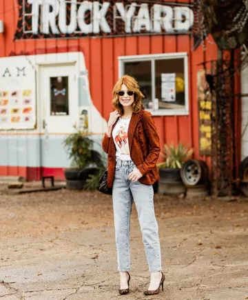 Jean recto en azul vintage de Cathy Williamson en la cuenta de Instagram @themiddlepageblog