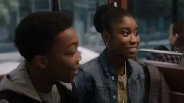 Chaqueta Blue Denim Raw Hem usada por Déjà (Lyric Ross) en This Is Us Temporada 4 Episodio 7