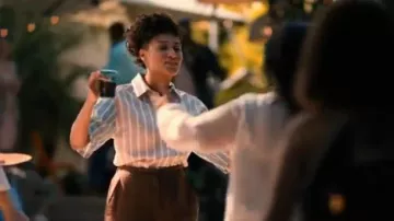 Léopold Tricolore Shirt Rayé porté par Sophie Suarez (Rosanny Zayas) dans The L Word: Génération Q Saison 1 Épisode 2