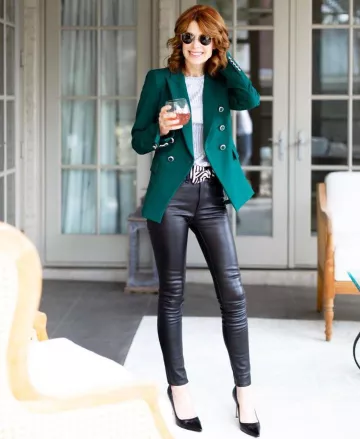 J marca High Rise Leather Pants de Cathy Williamson en la cuenta de Instagram @themiddlepageblog