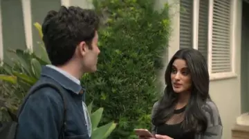 Camo Imprimé Hoodie, portés par Delilah Alves (Carmela Zumbado) en VOUS Saison 2 Épisode 1