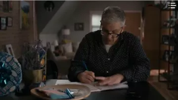 Bleu marine Polka Dot Print Shirt porté par Abby (Abby McEnany) dans les Travaux en cours de Saison 1 Épisode 3