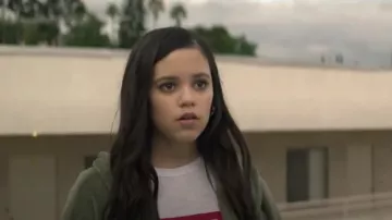 Gold Star Moon Earrings worn by Ellie (Jenna Ortega) in YOU Season 2 Episode 1