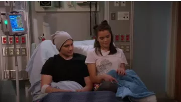 White Print­ed Graph­ic Tee worn by Alexa Mendoza (Paris Berelc) in Alexa & Katie Season 3