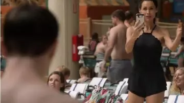 Black Lay­ered Short worn by Maya DiMeo (Minnie Driver) in Speechless Season 3 Episode 17