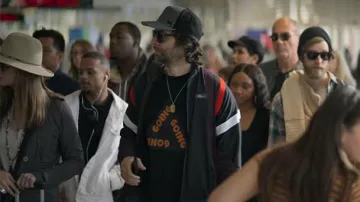 Le t-shirt going going gone de Henderson (Chris D'Elia) dans YOU (S02E02)