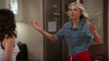 Blue Den­im Romper worn by Katie Cooper (Isabel May) in Alexa & Katie Season 3