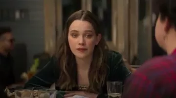 Blazer de terciopelo verde usado por Love Quinn (Victoria Pedretti) en YOU Temporada 2 Episodio 2