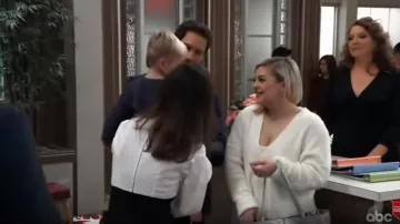Free people Finder Keepers V-Cou Chandail porté par Lulu Spencer Falconeri (Emme Rylan) comme on le voit sur l'Hôpital Général le 23 décembre 2019
