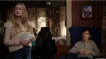Cream But­ton Cardi­gan worn by Dylan DiMeo (Kyla Kenedy) in Speechless Season 3 Episode 18