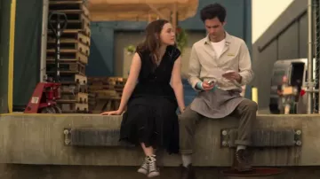 Converse Black High Top Sneakers usadas por Love Quinn (Victoria Pedretti) en YOU Temporada 2 Episodio 2
