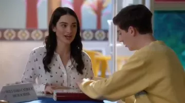 Blusa blanca impresa usada por Taylor (Sedona James) en Speechless Temporada 3 Episodio 18