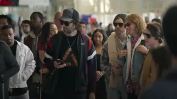 Camiseta black Triangle Going Going Gone usada por Henderson (Chris D'Elia) en YOU Temporada 2 Episodio 2