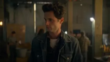 Chaqueta de camionero azul usada por Joe Goldberg (Penn Badgley) en YOU Temporada 2 Episodio 2