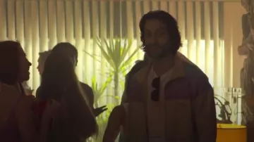 Chaqueta de pista beige usada por Henderson (Chris D'Elia) en YOU Temporada 2 Episodio 2