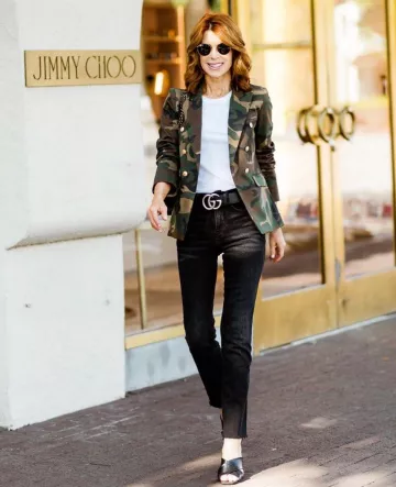Vince Essentiel encolure ras du cou Top de Cathy Williamson sur l'Instagram account @themiddlepageblog
