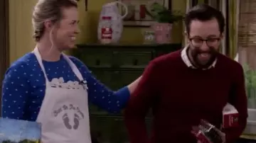 Sweater bordeaux of Todd (Adam Rose) in Merry Happy Whatever (S01E06)