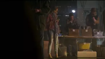 Botines de ante marrón usados por Guinevere Beck (Elizabeth Lail) en YOU Temporada 2 Episodio 2