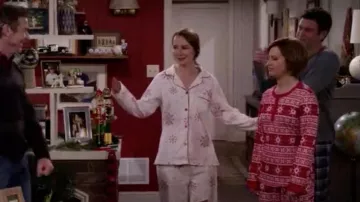 Pijama de Navidad blanco y rojo de Emmy Quinn (Bridgit Mendler) en Merry Happy Whatever (S01E06)