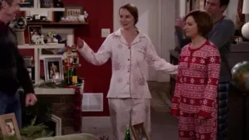 Pyjama set christmas in red and white Kayla (Ashley Tisdale) in Merry Happy Whatever (S01E06)