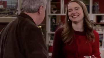 Suéter de malla roja de Emmy Quinn (Bridgit Mendler) en Merry Happy Whatever (S01E06)
