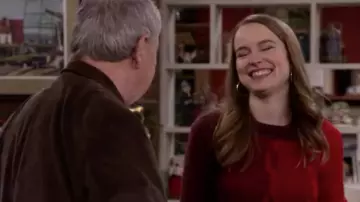 Creole dorré of Emmy Quinn (Bridgit Mendler) in Merry Happy Whatever (S01E06)
