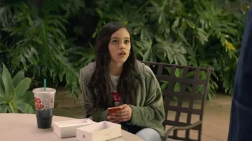 Le t-shirt GRL PWR de Ellie (Jenna Ortega) dans YOU (S02E01)