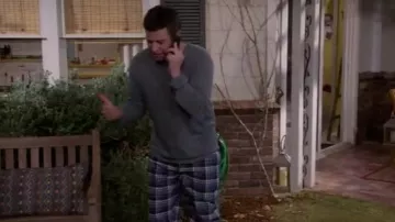 Suéter gris de Matt (Brent Morin) en Merry Happy Whatever (S01E06)