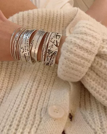 Les bracelets joncs argent portés par Lison sur le compte Instagram de @lisonseb