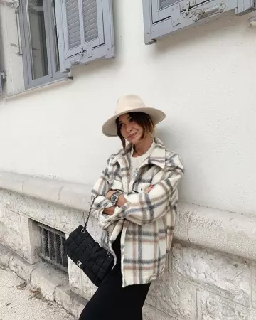 The surchemise plaid worn by Lison on the account Instagram of @lisonseb