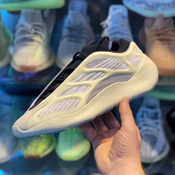 Nouvelle yeezy 700 étant la première v3 crée par Kanye West en collaboration avec adidas une paire lifestyle sans une semelle boost et aillant sur le quater panel un « exo-squelette » glow in the dark