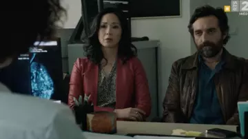 Chemise bleu marine de Patrick (Mathieu Demy) dans Mytho (S01E06)
