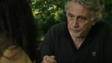 Polo noir de Nonno (Andrea Roncato) dans Mytho (S01E06)
