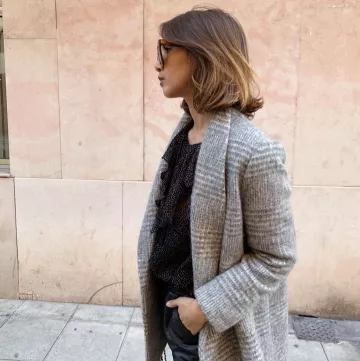 Le manteau à carreaux gris clair  porté par Lison   sur le compte Instagram de @lisonseb 