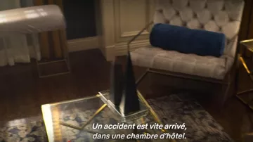 Sillón tapizado de terciopelo dallas pie acero en YOU (S02E08)