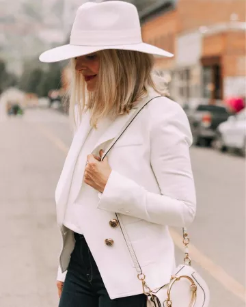 Blazer de doble pecho de Erin Busbee en la cuenta de Instagram @busbeestyle