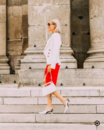 Blazer de pecho de Erin Busbee en la cuenta de Instagram @busbeestyle